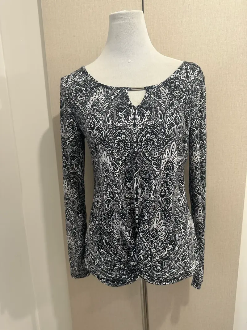 Blusa estampada en blanco y negro - 1
