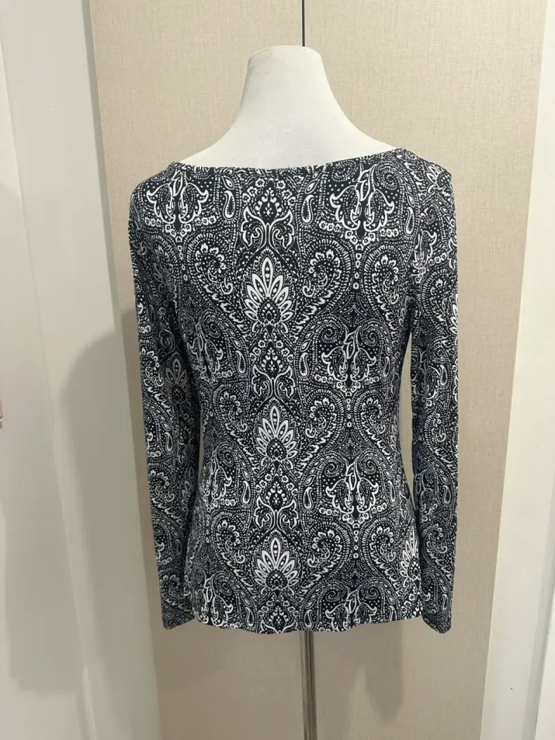 Blusa estampada en blanco y negro - 2