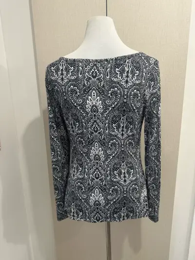 Blusa estampada en blanco y negro - miniatura 2