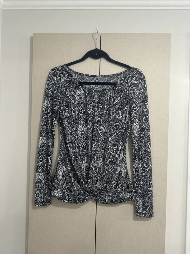 Blusa estampada en blanco y negro - 3