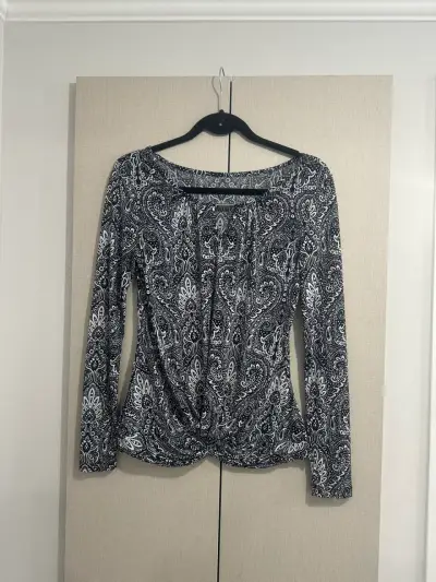 Blusa estampada en blanco y negro - miniatura 3