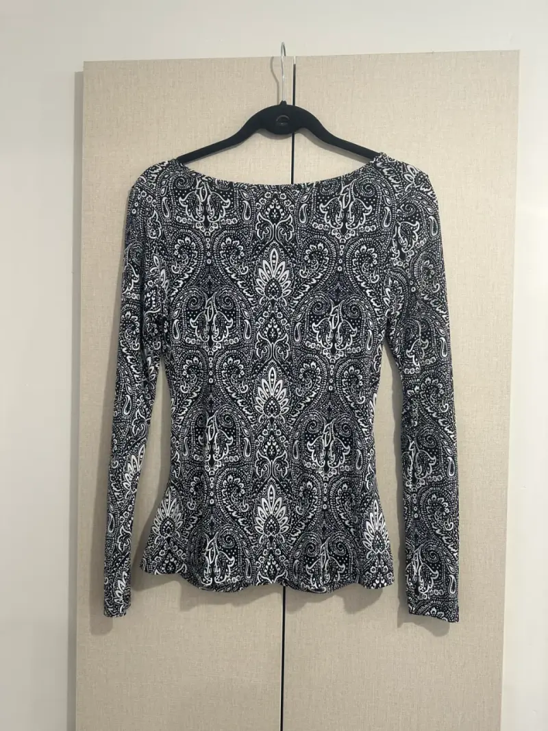 Blusa estampada en blanco y negro - 4