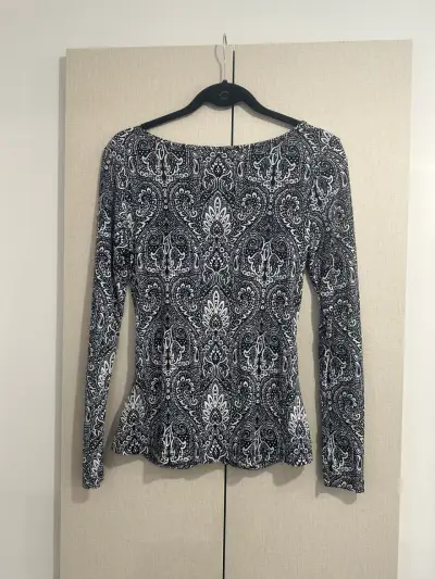 Blusa estampada en blanco y negro - miniatura 4
