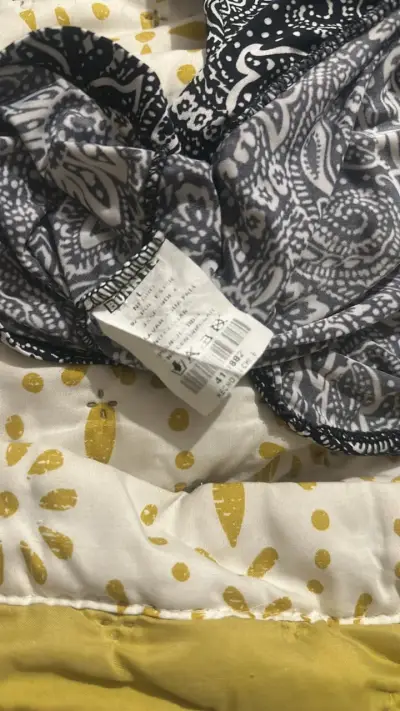 Blusa estampada en blanco y negro - miniatura 5