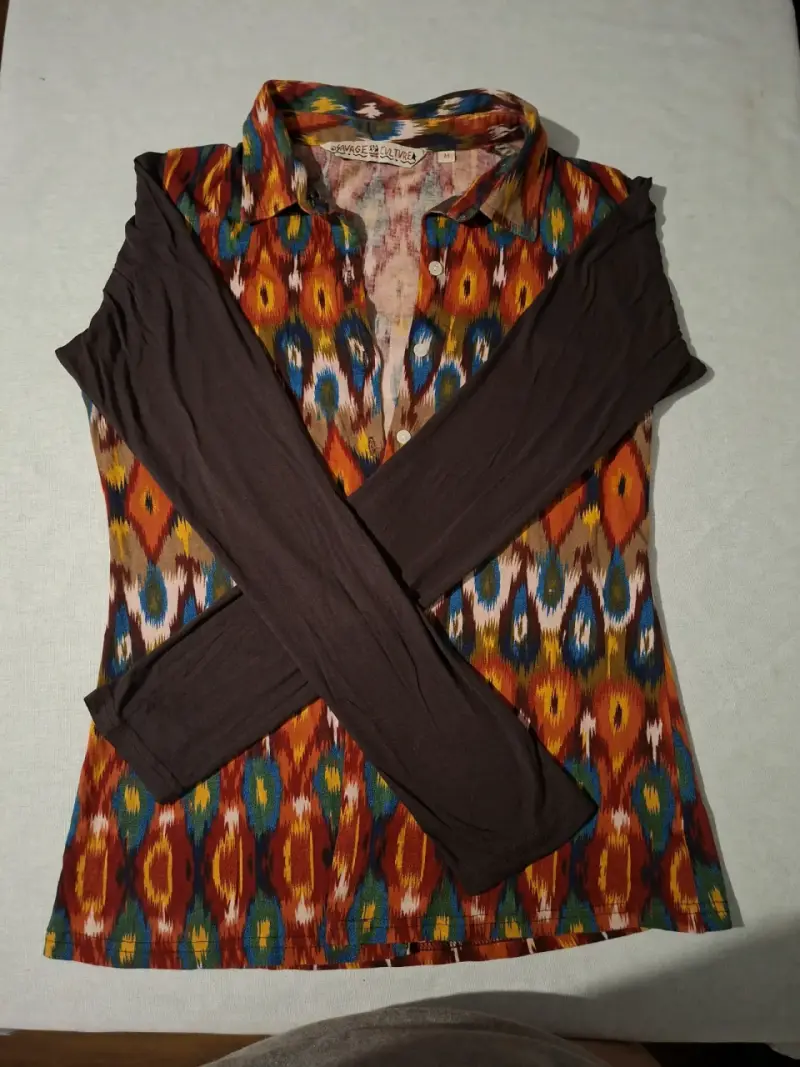 Blusa estampada multicolor con mangas largas - 1