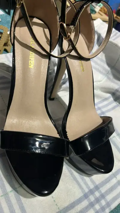 Tacones altos negros elegantes para mujer - miniatura 1