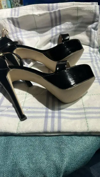 Tacones altos negros elegantes para mujer - miniatura 3