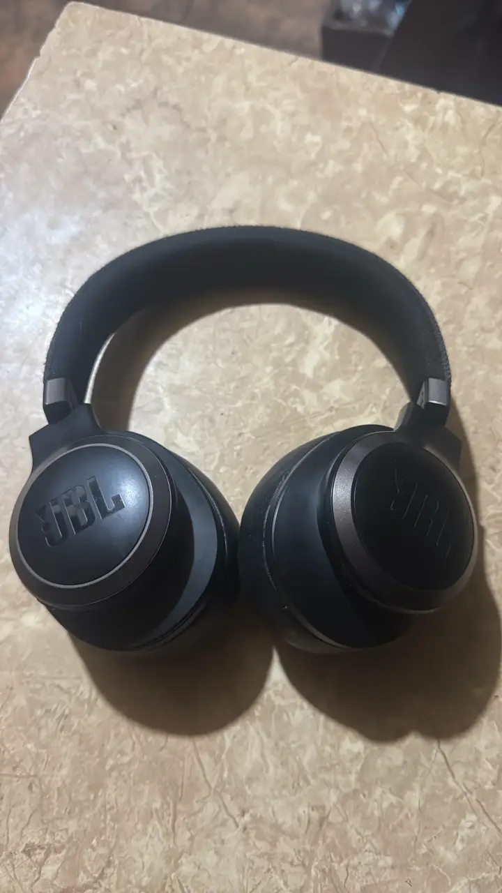 Audífonos inalámbricos JBL negros de alta calidad