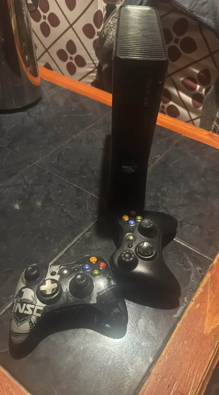 Consola Xbox 360 con dos controles