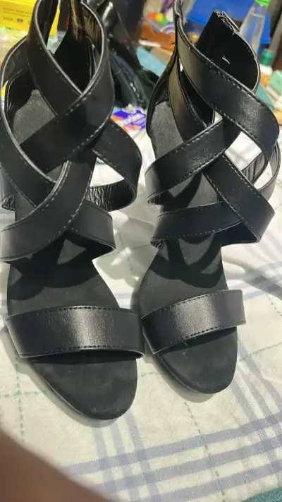 Sandalias de tacón alto negras elegantes - miniatura 1