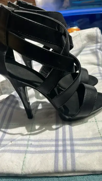 Sandalias de tacón alto negras elegantes - miniatura 2
