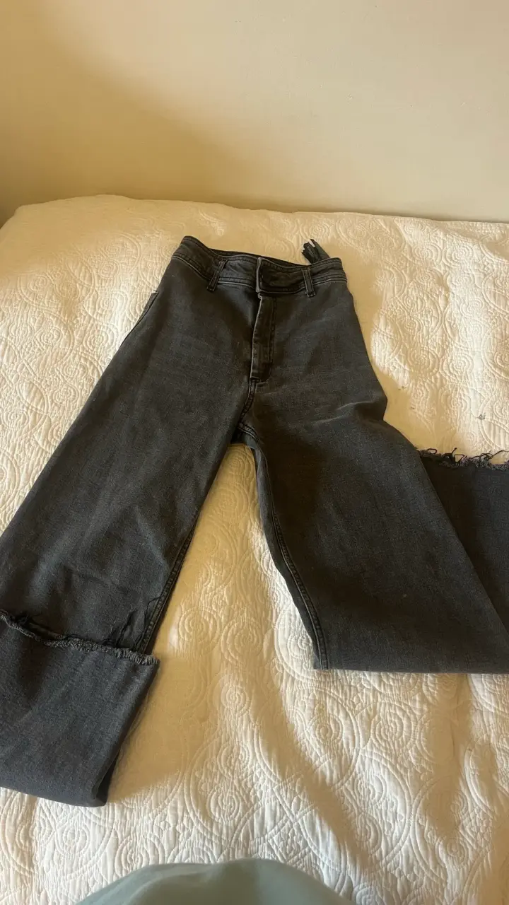 Jeans negros de mezclilla con corte recto - 1