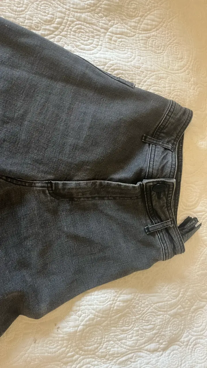 Jeans negros de mezclilla con corte recto - 2