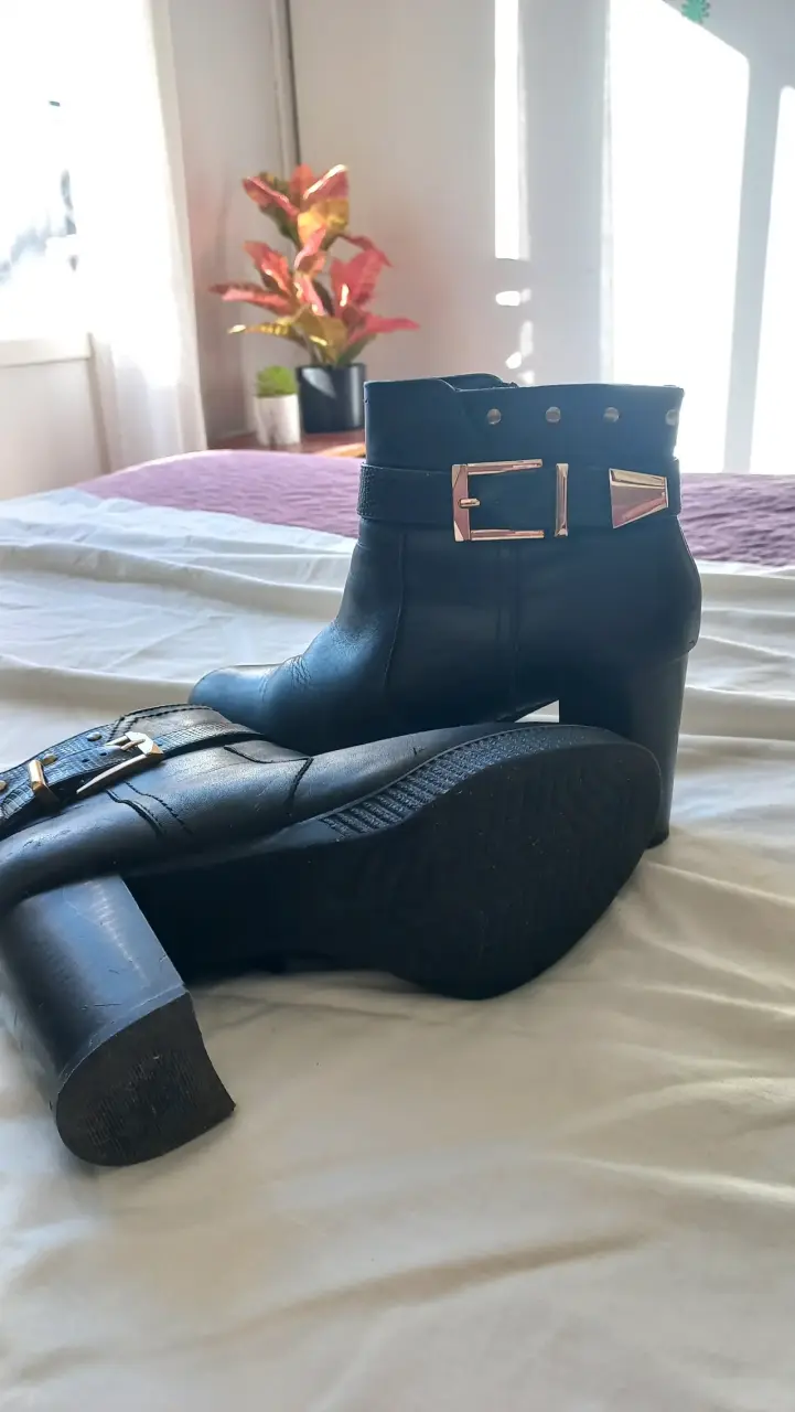 Botines negros de cuero con hebilla dorada