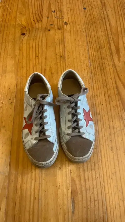 Zapatillas deportivas con estrella roja - miniatura 1