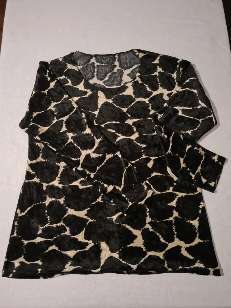 Polera de manga larga con estampado animal print