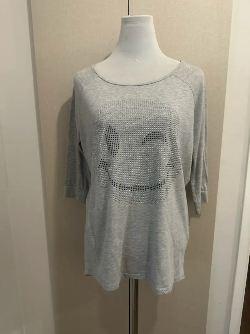 Polera Gris manga 3/4 Con Carita Feliz Tachas - 1