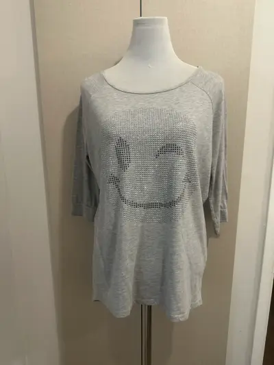Polera Gris manga 3/4 Con Carita Feliz Tachas - miniatura 1