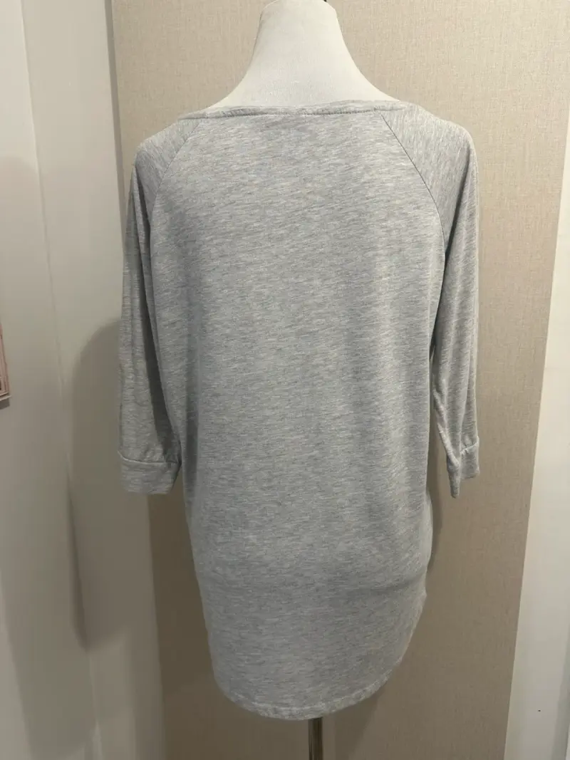 Polera Gris manga 3/4 Con Carita Feliz Tachas - 2