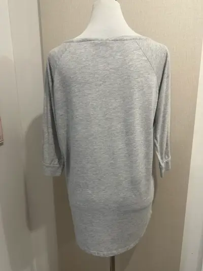 Polera Gris manga 3/4 Con Carita Feliz Tachas - miniatura 2