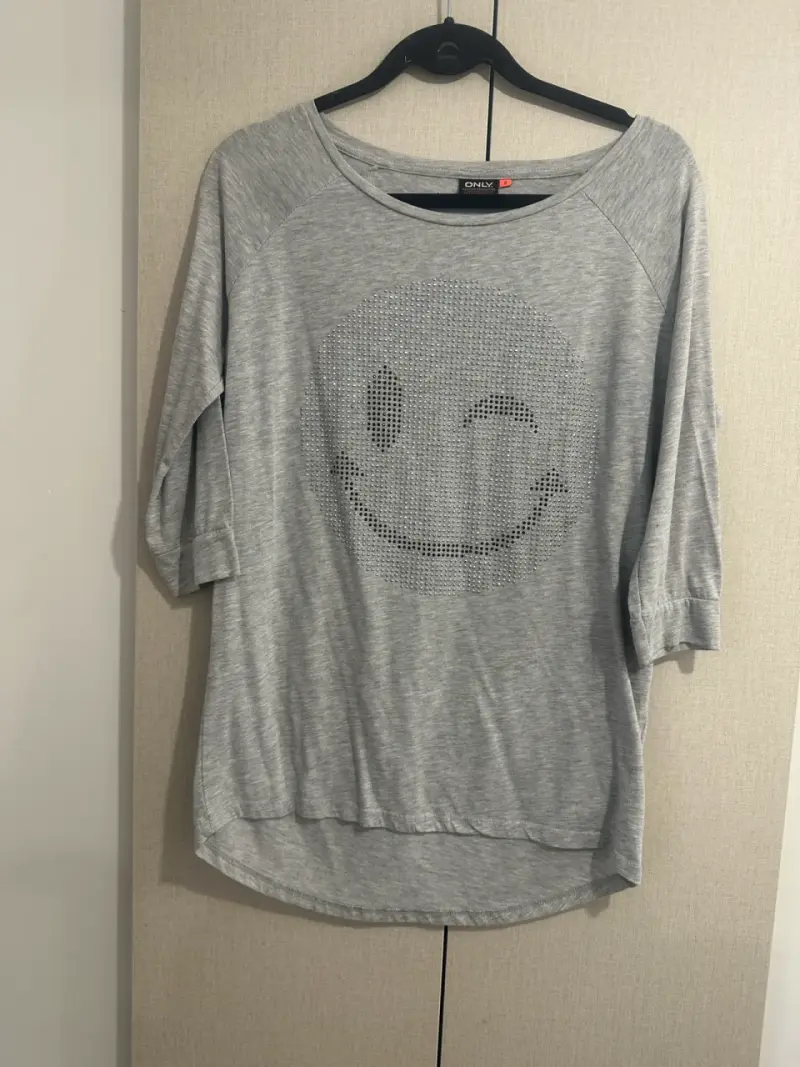 Polera Gris manga 3/4 Con Carita Feliz Tachas - 3