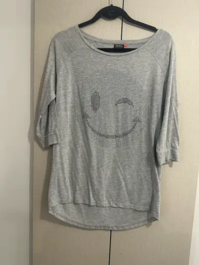 Polera Gris manga 3/4 Con Carita Feliz Tachas - miniatura 3