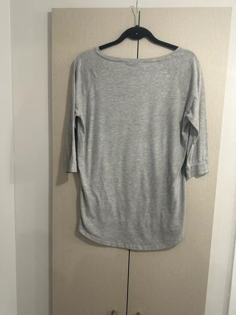 Polera Gris manga 3/4 Con Carita Feliz Tachas - 4