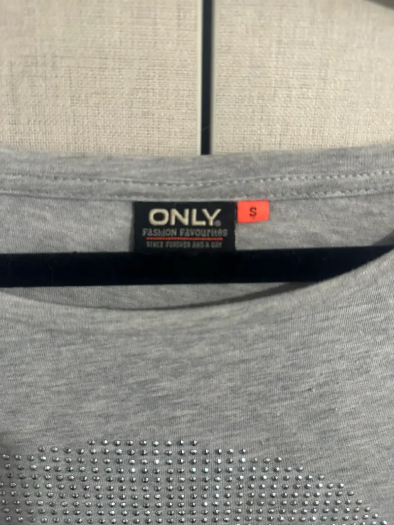 Polera Gris manga 3/4 Con Carita Feliz Tachas - 5