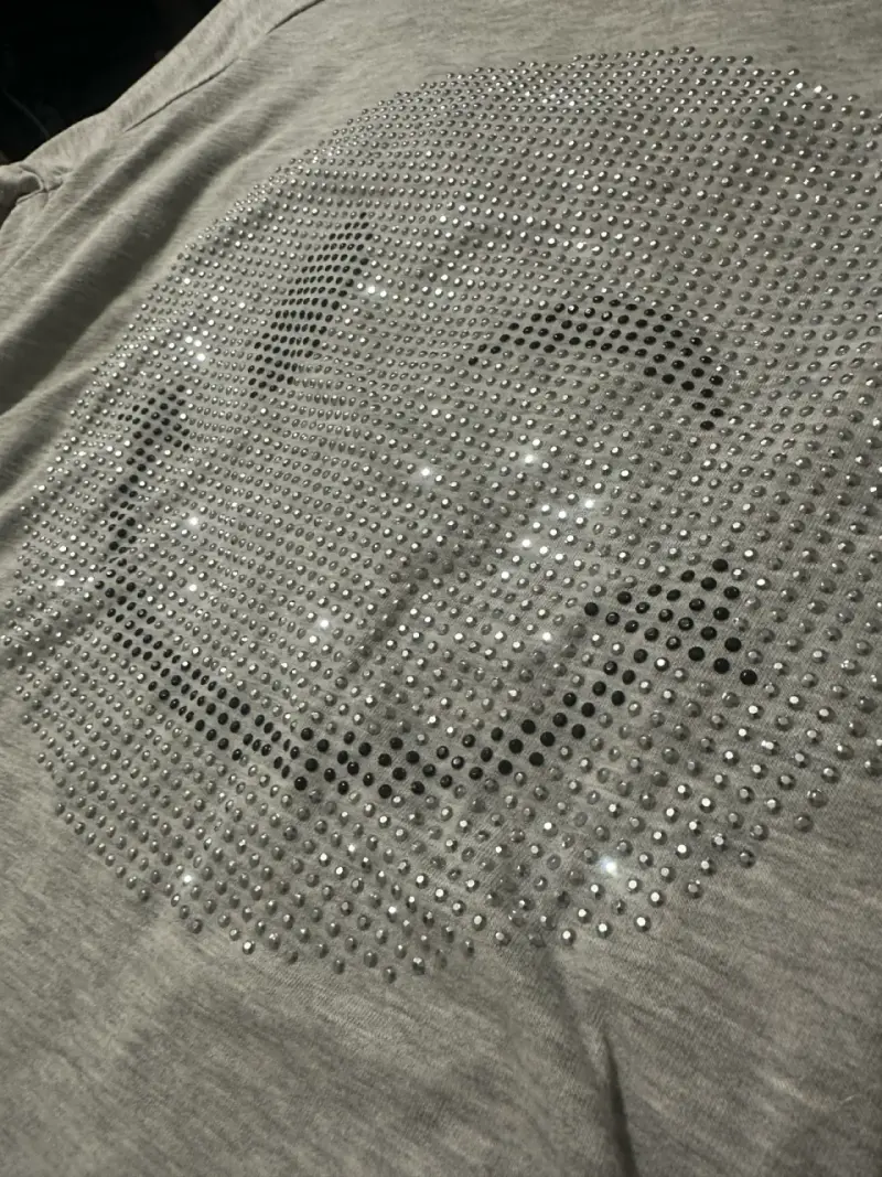 Polera Gris manga 3/4 Con Carita Feliz Tachas - 6