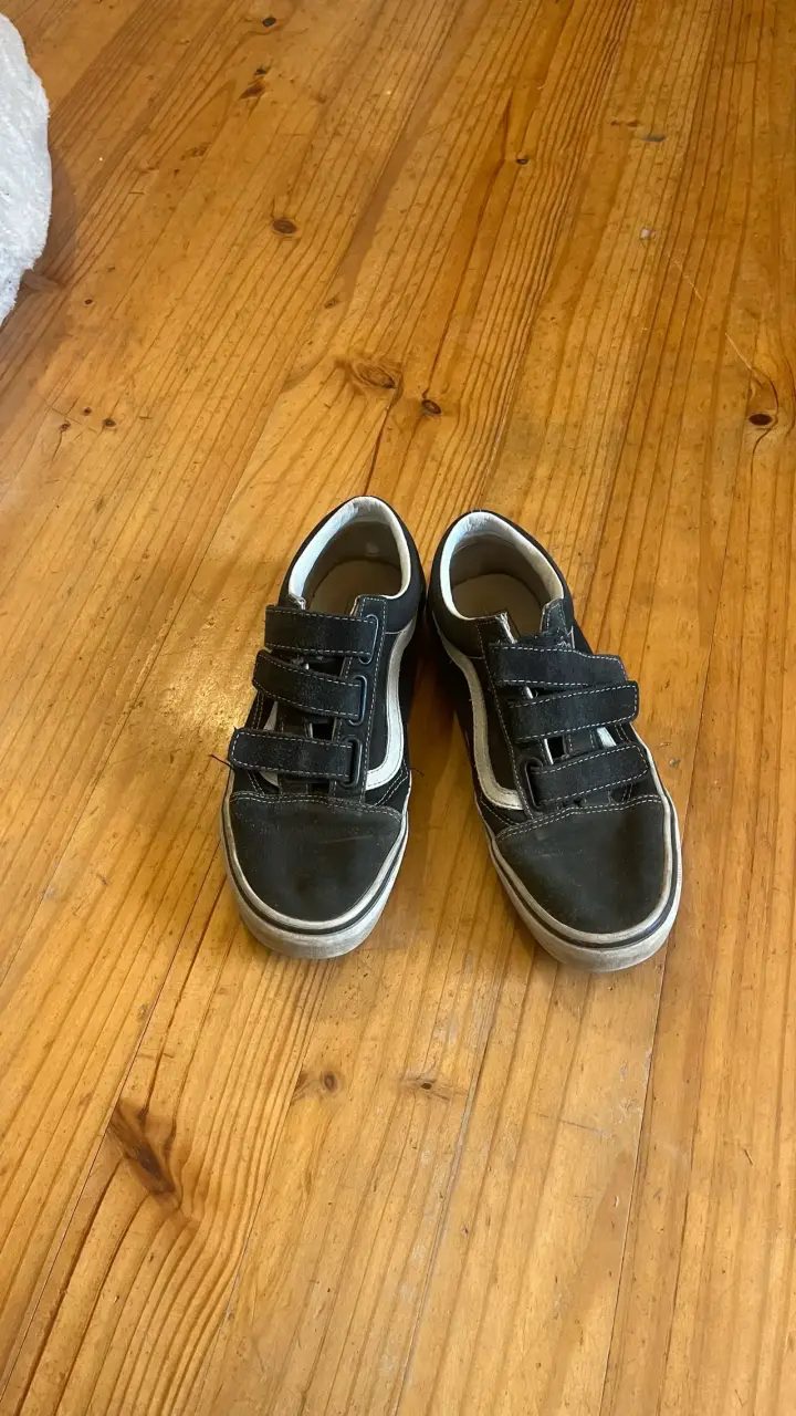 Zapatillas negras de velcro para niños - 1