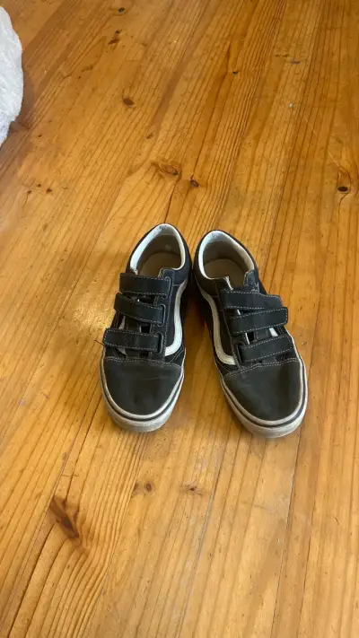 Zapatillas negras de velcro para niños - miniatura 1