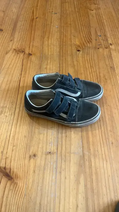 Zapatillas negras de velcro para niños - miniatura 2