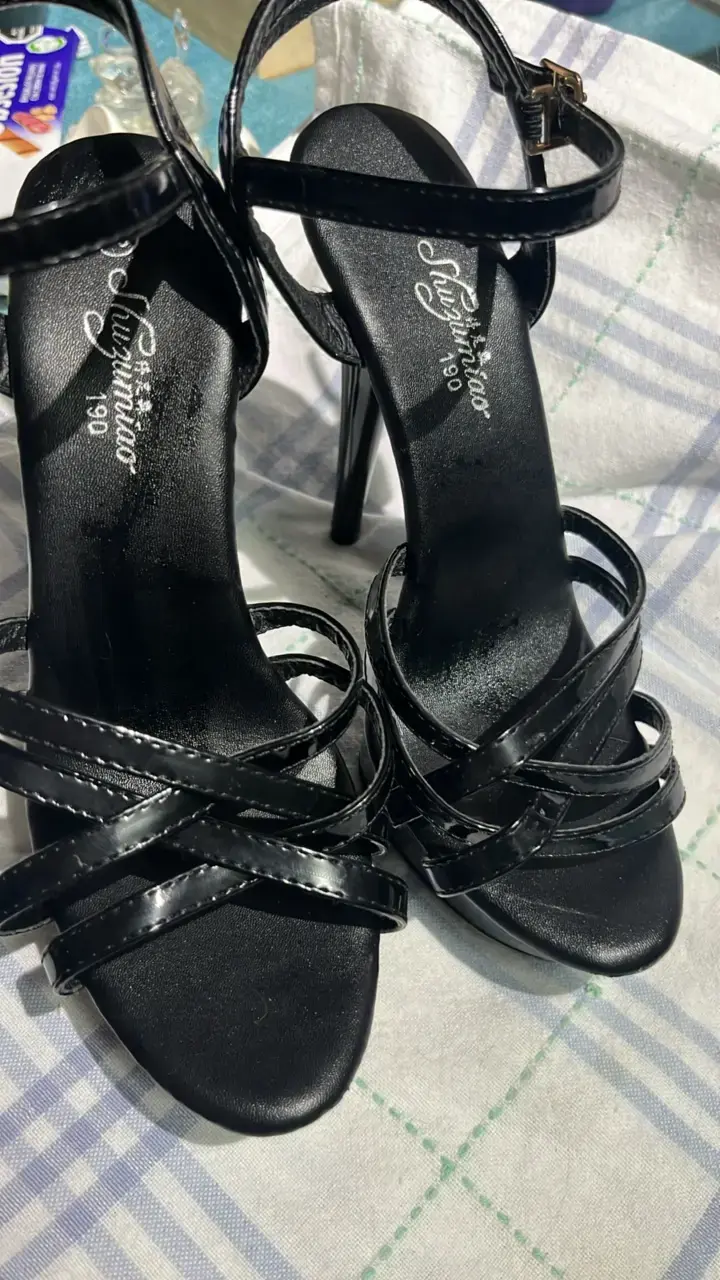 Sandalias de tacón alto negras elegantes - 1