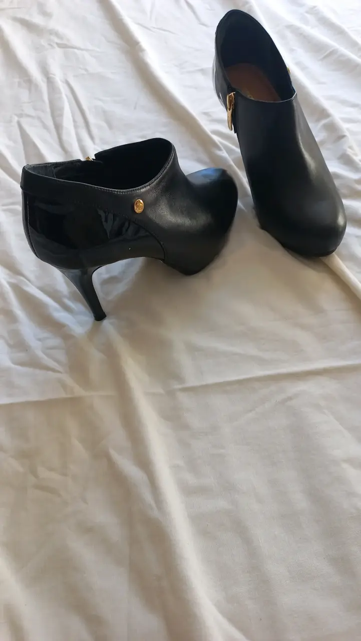 Botines de cuero negro con tacón alto - 1