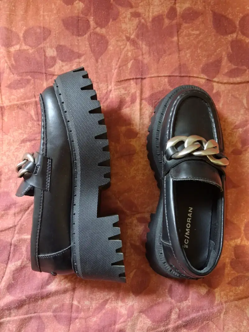 Zapatos mocasines negros con plataforma y cadena