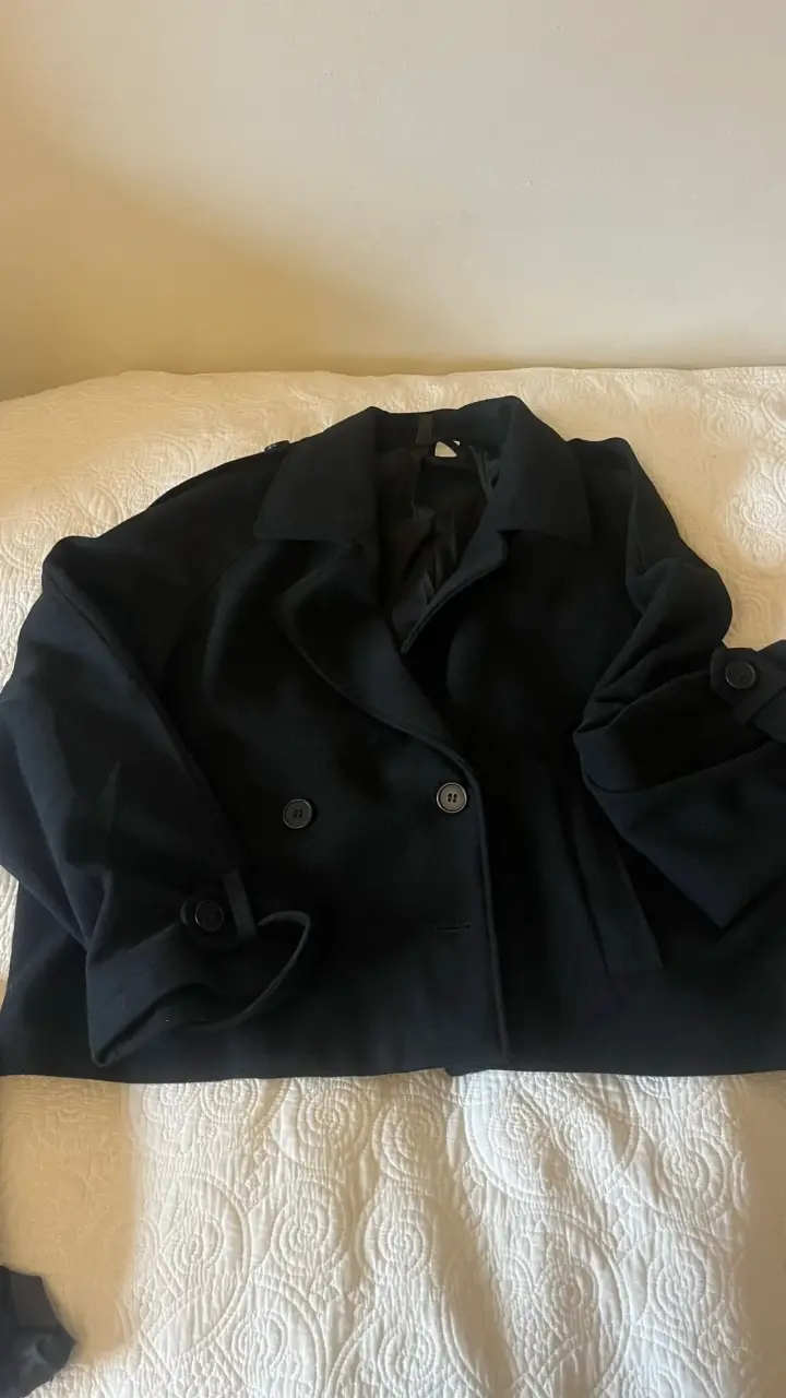 Abrigo negro de lana para mujer