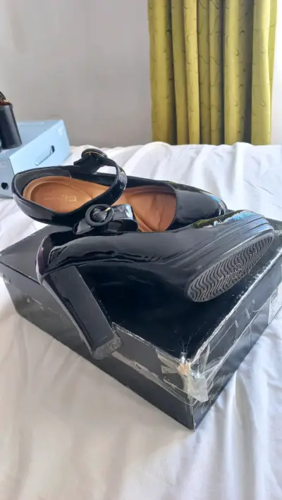 Zapatos de charol negro con hebilla para mujer - miniatura 1