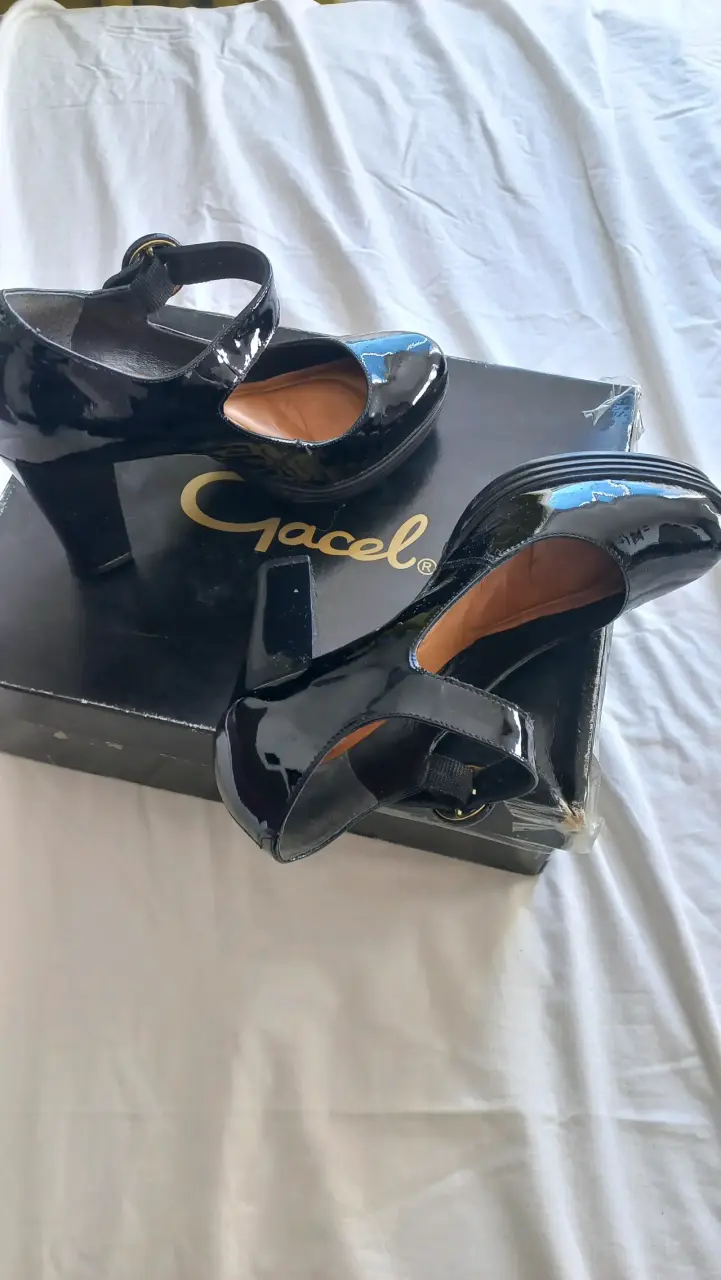 Zapatos de charol negro con hebilla para mujer - 2