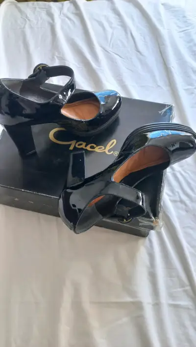 Zapatos de charol negro con hebilla para mujer - miniatura 2