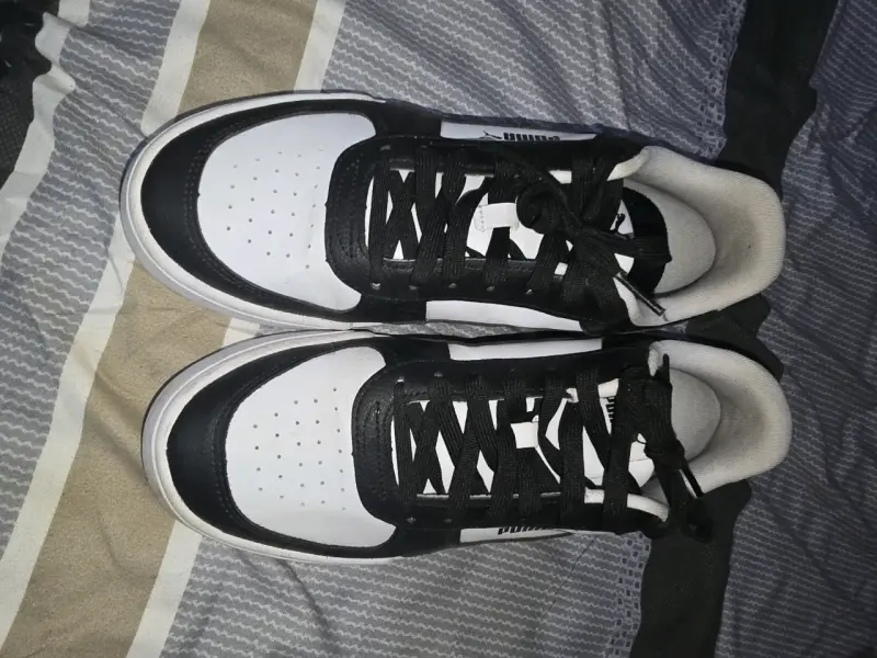 Zapatillas deportivas Puma blancas y negras - 1