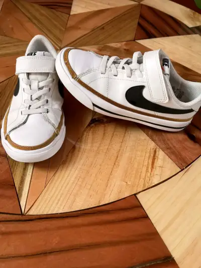 Zapatillas deportivas blancas Nike para niños - miniatura 2