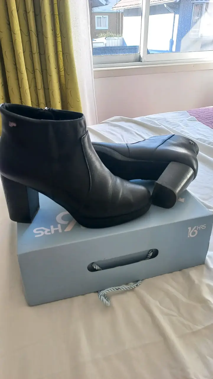 Botines de cuero negro con taco alto