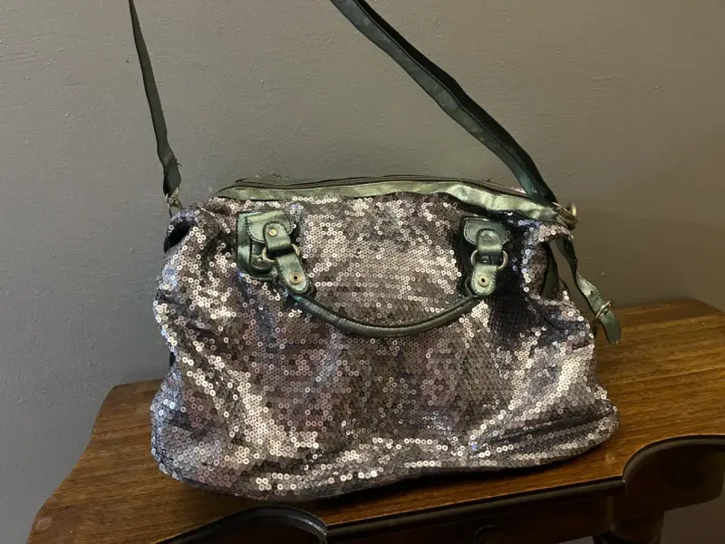 Bolso de mano con lentejuelas plateadas - 1