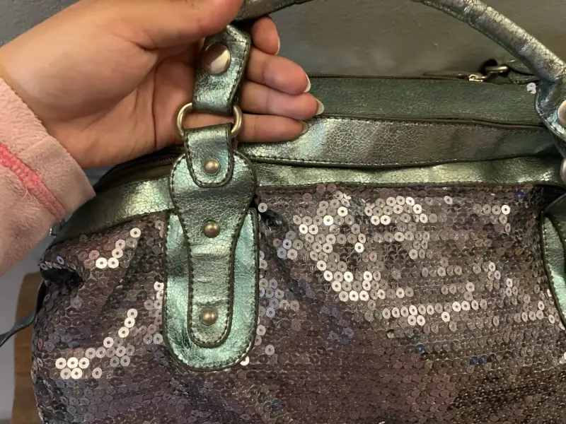 Bolso de mano con lentejuelas plateadas - 2