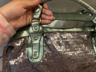 Bolso de mano con lentejuelas plateadas - miniatura 2