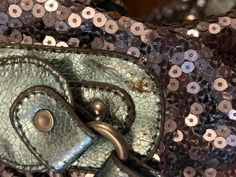 Bolso de mano con lentejuelas plateadas - 3