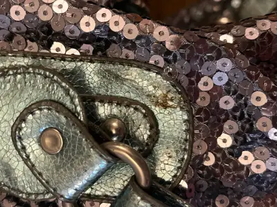 Bolso de mano con lentejuelas plateadas - miniatura 3