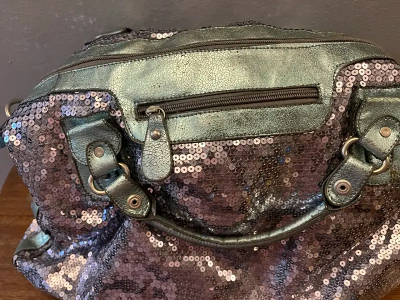 Bolso de mano con lentejuelas plateadas - 4