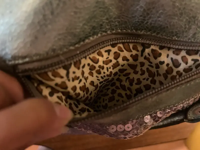 Bolso de mano con lentejuelas plateadas - 5
