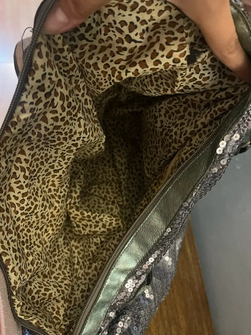 Bolso de mano con lentejuelas plateadas - 6
